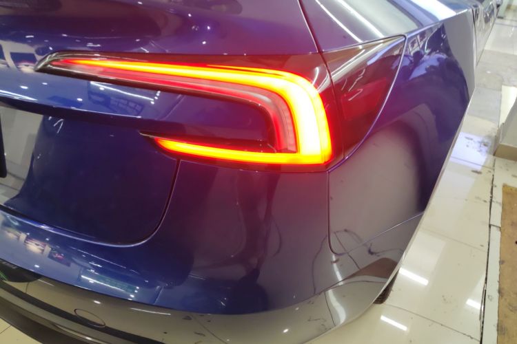 特斯拉 Model 3 2023款 长续航全轮驱动版车身外观9