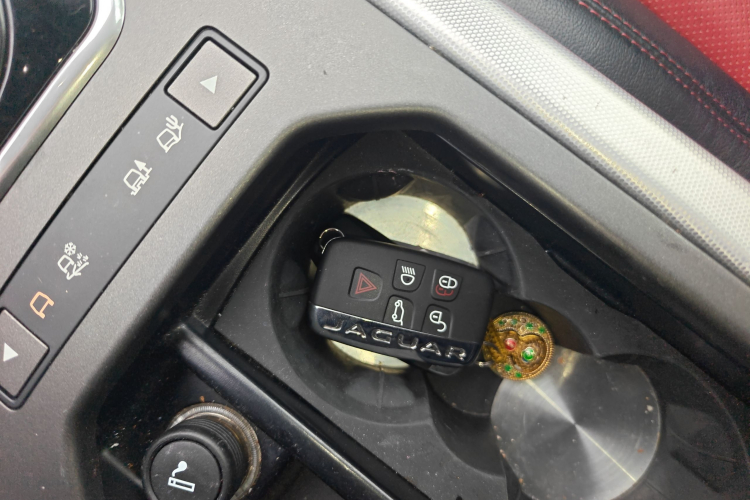 路虎 揽胜极光(进口) 2014款 2.0T 5门耀动版中控内饰11