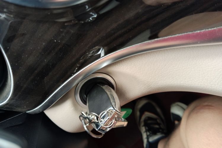 奔驰V级 2017款 V 260 领航版中控内饰11