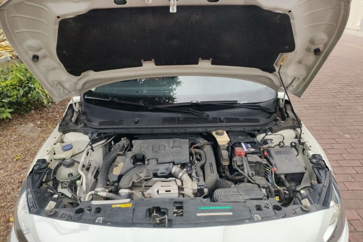 标致408 2016款 1.6T 自动豪华版机舱底盘24