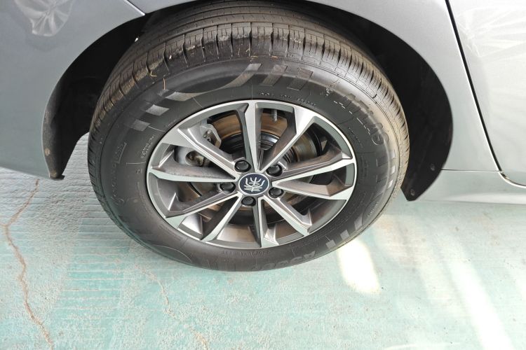 比亚迪 秦PLUS 2024款 荣耀版 DM-i 55KM领先型车身外观6008