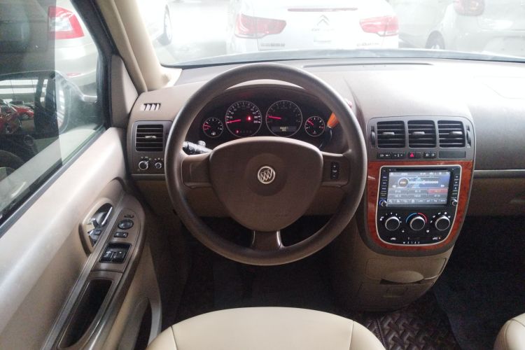 别克GL8 2014款 2.4L 经典版中控内饰13