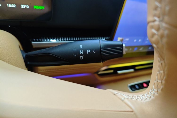 岚图汽车 岚图梦想家 2025款 PHEV 四驱尊贵鲲鹏版中控内饰18