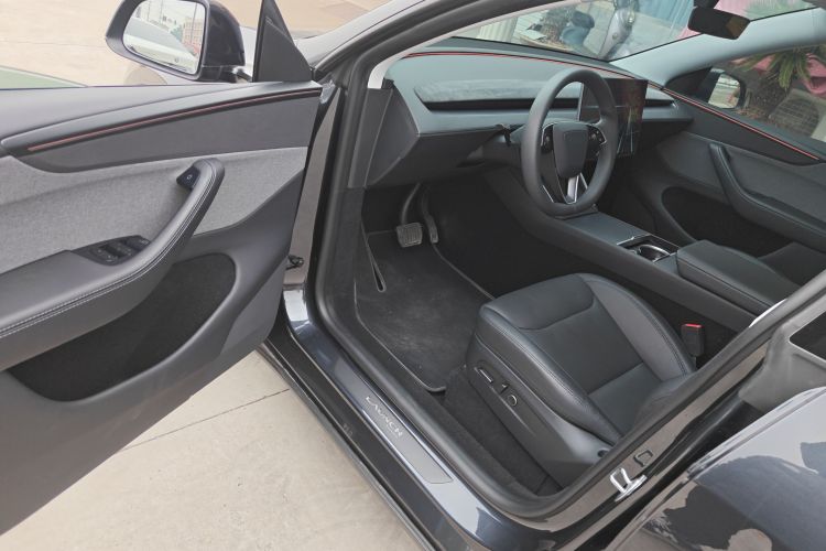 特斯拉 Model Y 2025款 后轮驱动 首发版中控内饰20