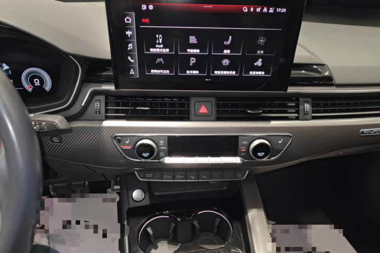 奥迪A4L 2022款 40 TFSI quattro RS套件燃速型中控内饰16