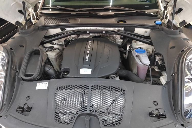 保时捷 2017款  Macan 2.0T机舱底盘24