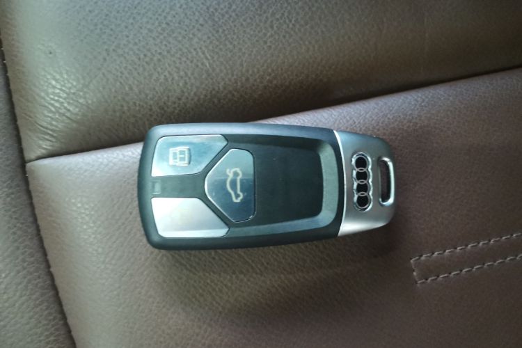 奥迪A4L 2018款 30周年年型 45 TFSI quattro 个性运动版中控内饰7001