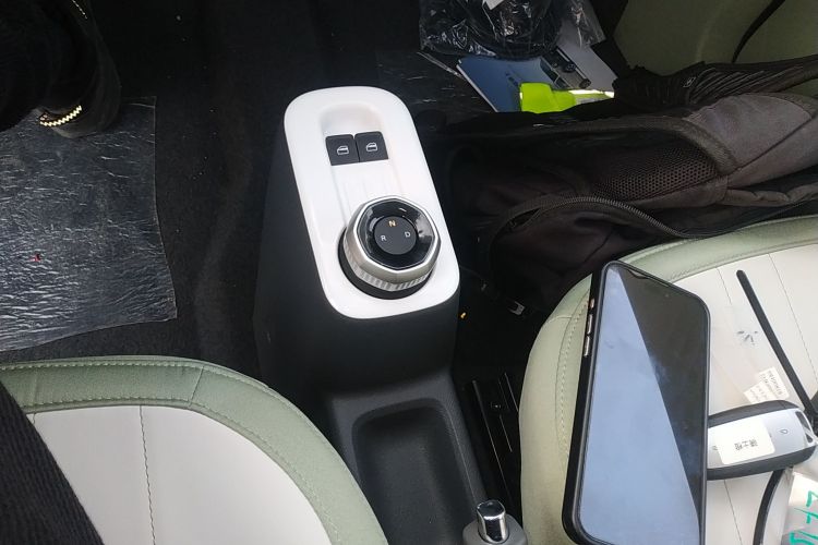 吉利银河 2025款 210km 熊猫骑士中控内饰18