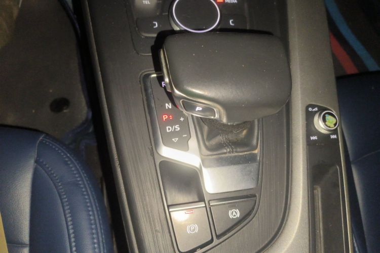 奥迪A4L 2018款 30周年年型 40 TFSI 进取型中控内饰18