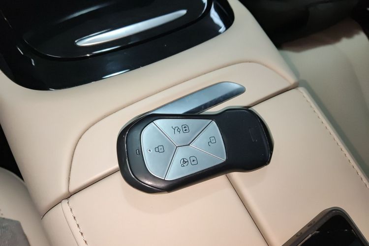 小鹏P7 2023款 586E中控内饰7001