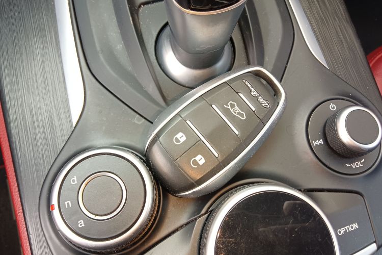 阿尔法·罗密欧 Stelvio斯坦维 2017款 2.0T 200HP 精英版中控内饰11