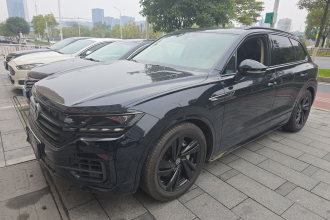 大众 途锐 2022款 3.0TSI 锐享版 曜黑运动套装