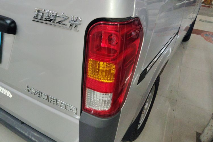 五菱汽车 五菱之光 2023款 1.5L 实用型 5/7座车身外观9