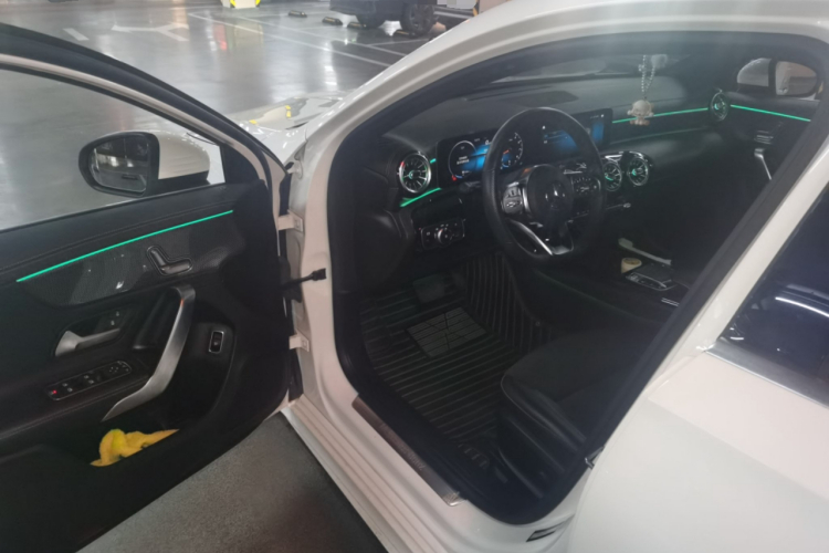 奔驰A级 2019款 A 200 L 运动轿车中控内饰7003