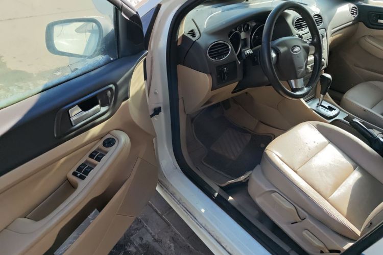 福特 福克斯 2013款 两厢经典 1.8L 自动时尚型中控内饰20