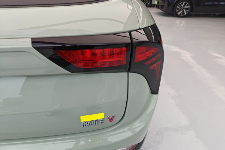 哪吒汽车 哪吒V 2022款 潮 400 Lite车身外观9