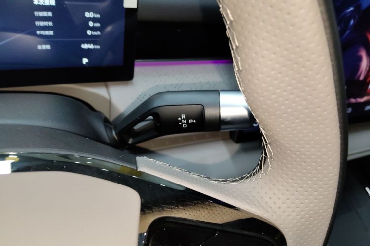 吉利银河 银河星耀8 2025款 130km EM-i 尊享版中控内饰18