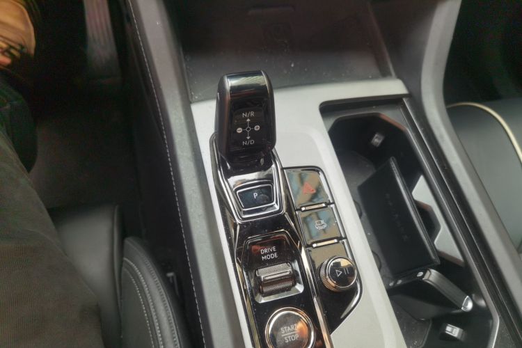 领克09 EM-P 2021款 2.0T PHEV Ultra 六座中控内饰18