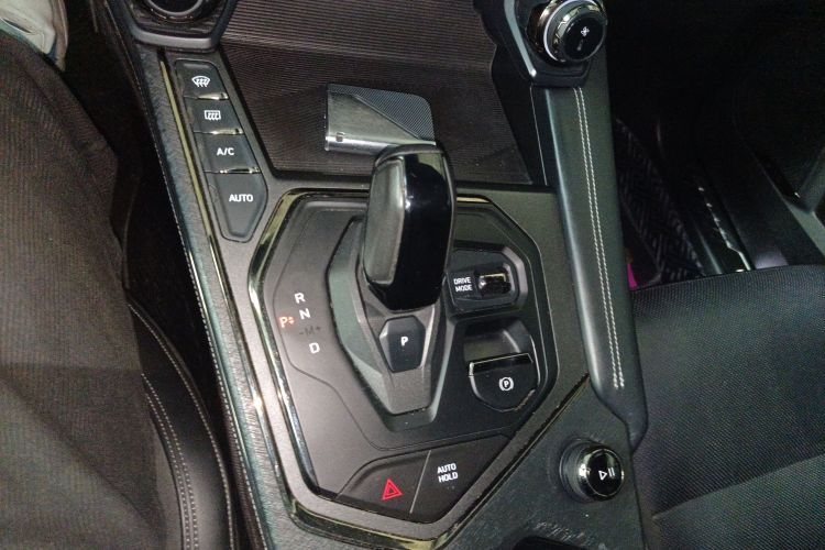 领克01 2021款 2.0TD 四驱暗夜版中控内饰18