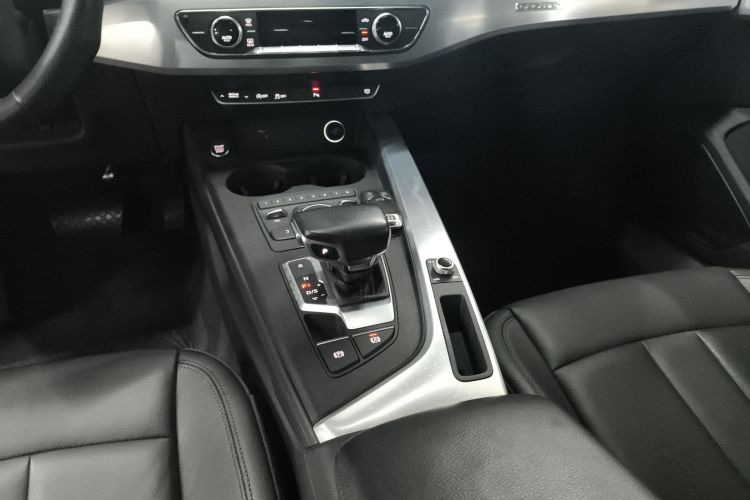 奥迪A4L 2018款 30周年年型 45 TFSI quattro 个性运动版中控内饰18