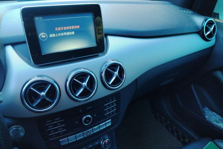 奔驰B级 2015款 B 200 时尚型局部细节16