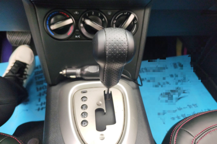 日产 逍客 2015款 2.0XL 酷火 CVT 2WD中控内饰18