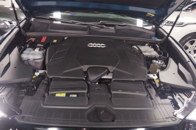 奥迪Q8 2021款 55 TFSI 臻选动感型机舱底盘24