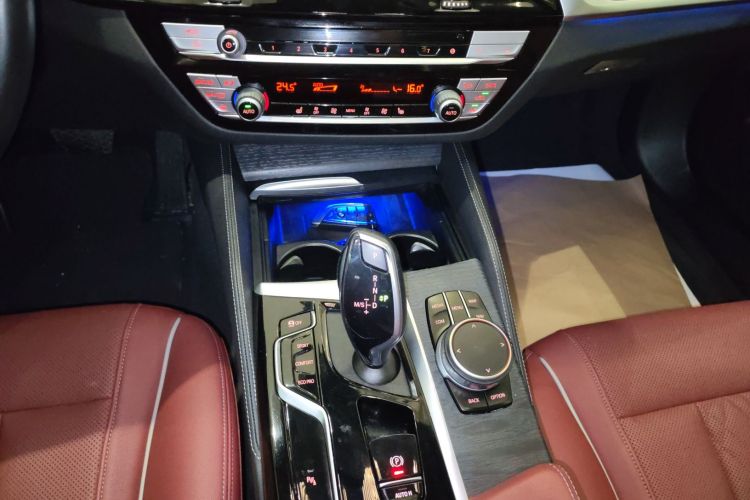 宝马5系 2021款 530Li 领先型 M运动套装中控内饰18