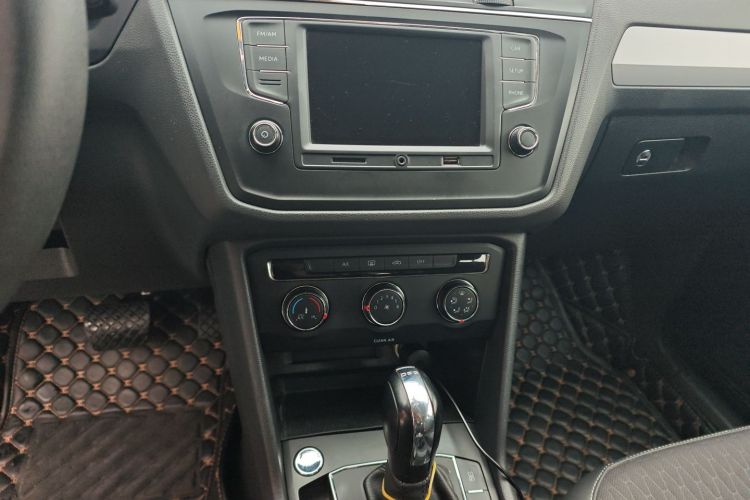 大众 途观L 2017款 330TSI 自动两驱风尚版中控内饰16