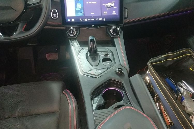 领克05 2020款 2.0TD 四驱劲Plus中控内饰18