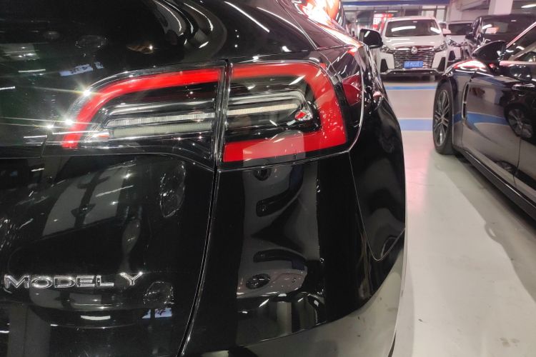 特斯拉 Model Y 2021款 标准续航后驱版车身外观9