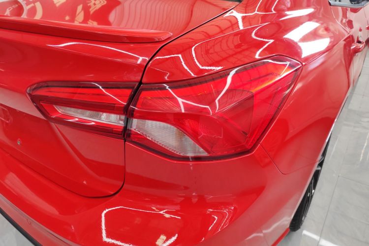 福特 福克斯 2019款 三厢 EcoBoost 180 自动ST Line车身外观9