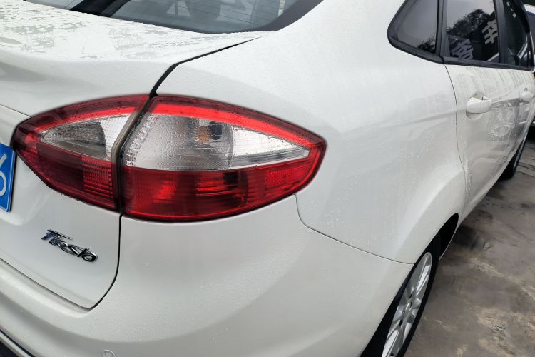 福特 嘉年华 2013款 三厢 1.5L 手动风尚型车身外观9