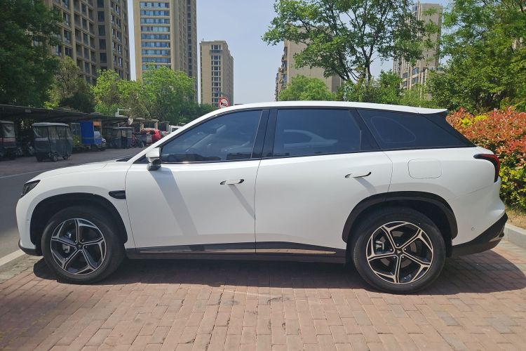 哪吒汽车 哪吒L 2024款 增程 310 闪充PRO版车身外观6005