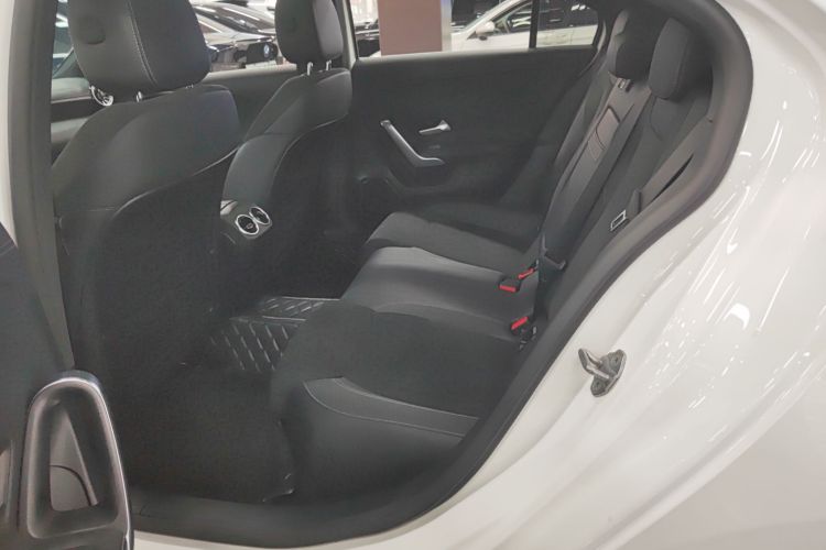 奔驰A级 2022款 A 200 L 运动轿车时尚型中控内饰7001