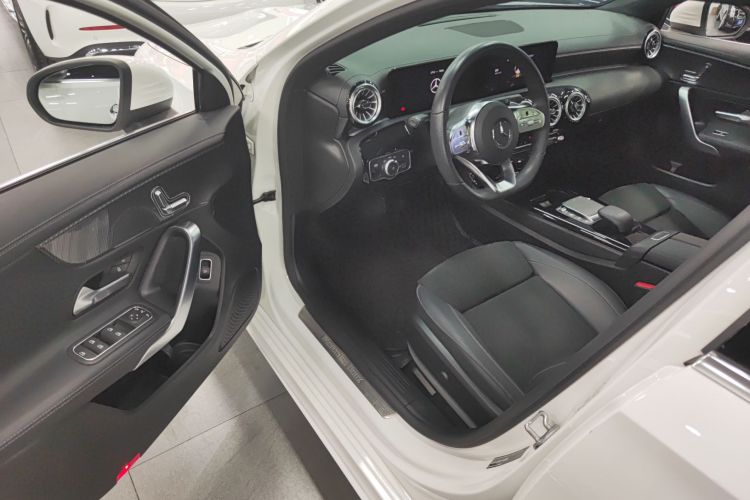 奔驰A级 2022款 A 200 L 运动轿车时尚型中控内饰7002