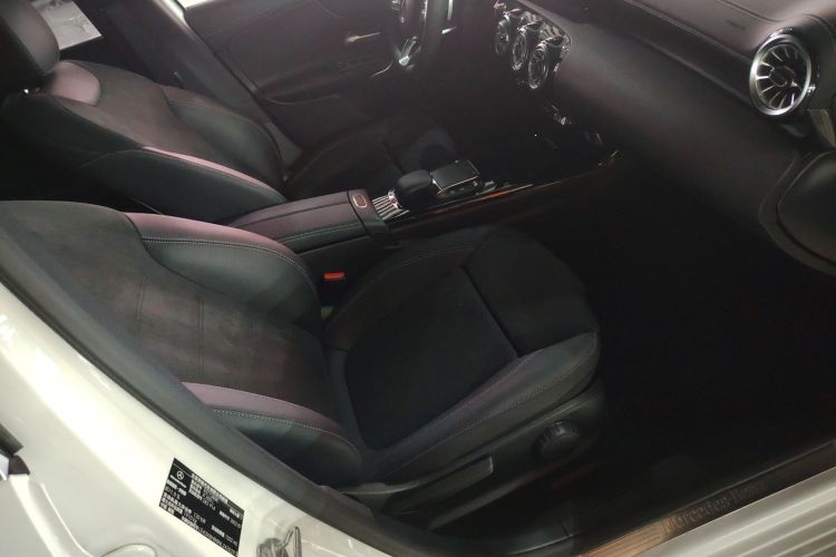 奔驰A级 2022款 改款二 A 200 L 运动轿车时尚型局部细节41