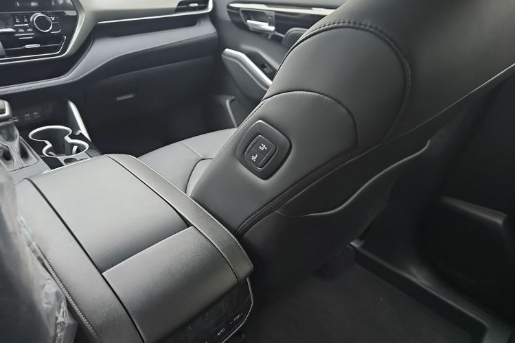 丰田 汉兰达 2024款 2.5L智能电混双擎两驱豪华版 7座中控内饰7003