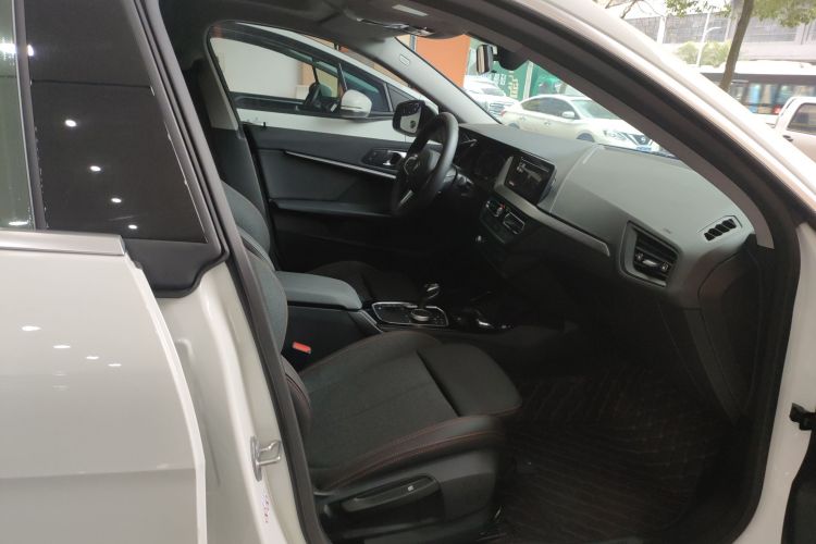 宝马2系(进口) 2023款 225i 四门轿跑车 M运动套装中控内饰7005