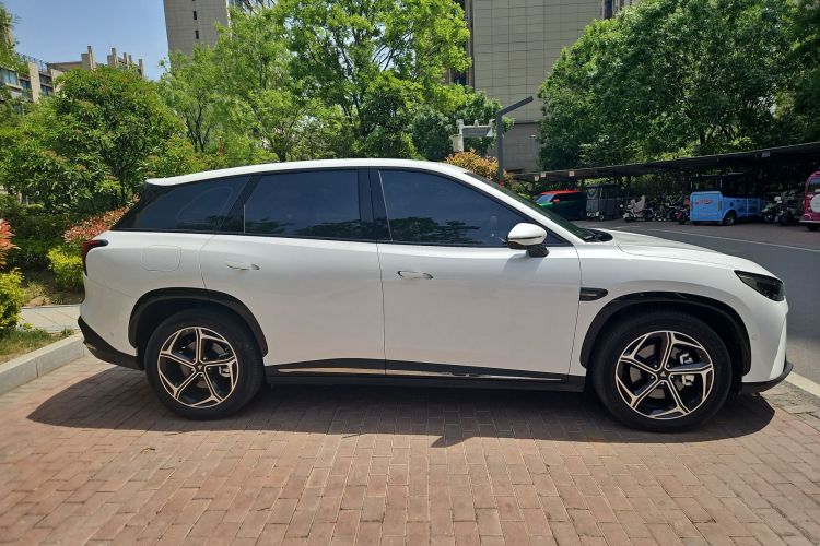 哪吒汽车 哪吒L 2024款 增程 310 闪充PRO版车身外观6002