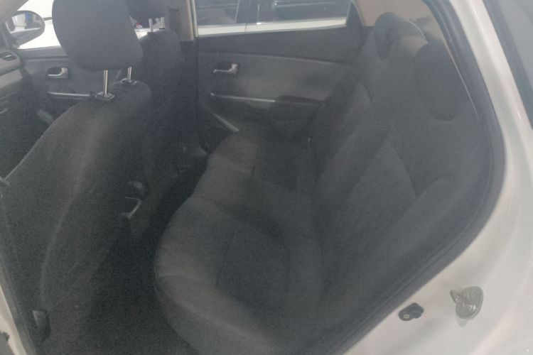 起亚K2 2015款 三厢 1.4L AT GLS中控内饰7001