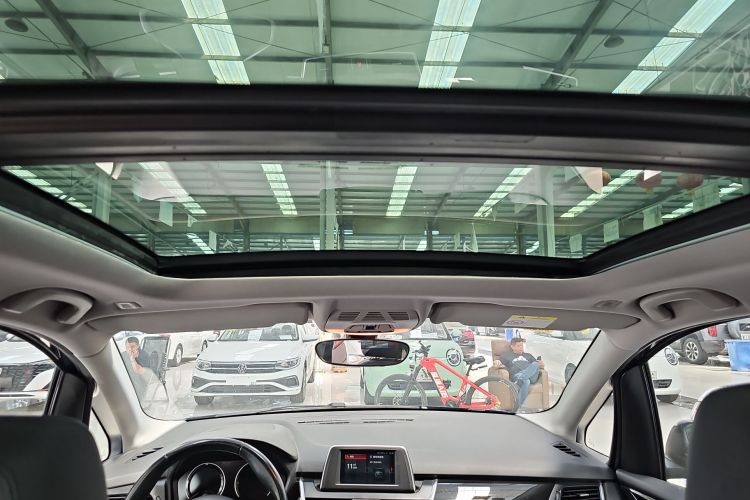 宝马2系旅行车 2019款 218i 领先型中控内饰7008