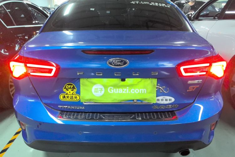 福特 福克斯 2019款 三厢 EcoBoost 180 自动锋耀型车身外观6