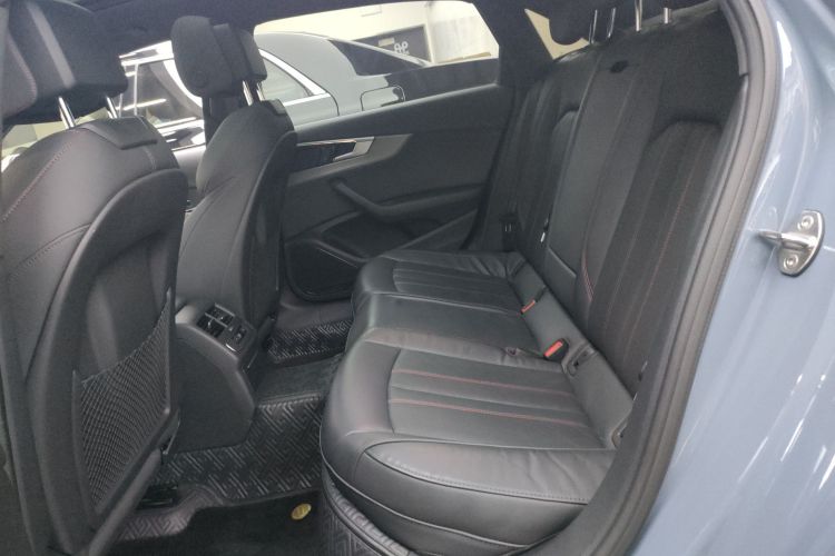 奥迪A4L 2022款 40 TFSI quattro RS套件燃速型中控内饰21