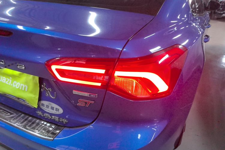 福特 福克斯 2019款 三厢 EcoBoost 180 自动锋耀型车身外观9