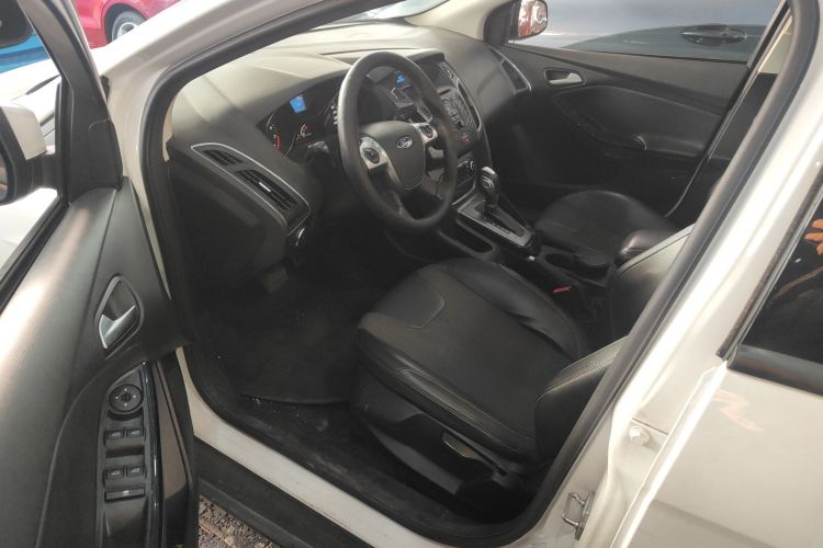 福特 福克斯 2012款 三厢 1.6L 自动风尚型中控内饰19