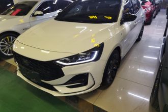福特 福克斯 2022款 三厢 EcoBoost 180 自动ST Line