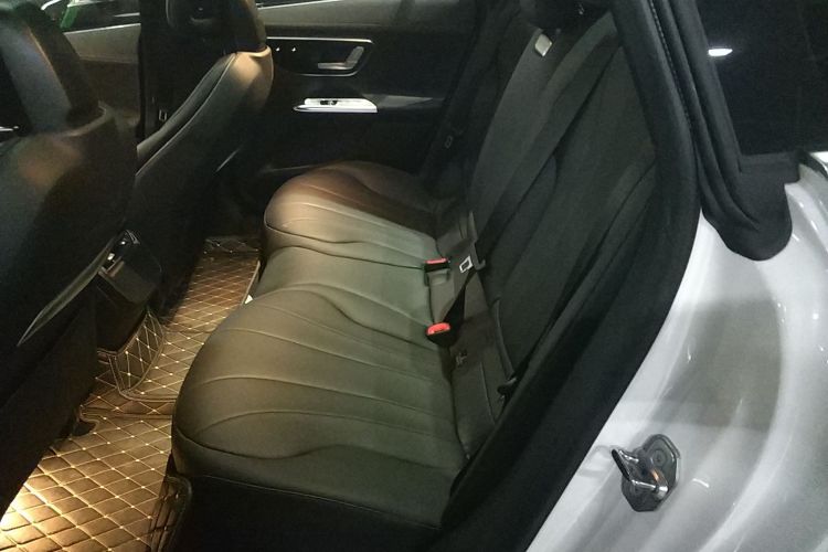 奔驰EQE 2022款 350 先锋版中控内饰21