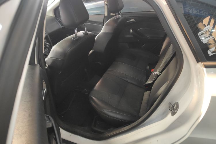 福特 福克斯 2012款 三厢 1.6L 自动风尚型中控内饰21