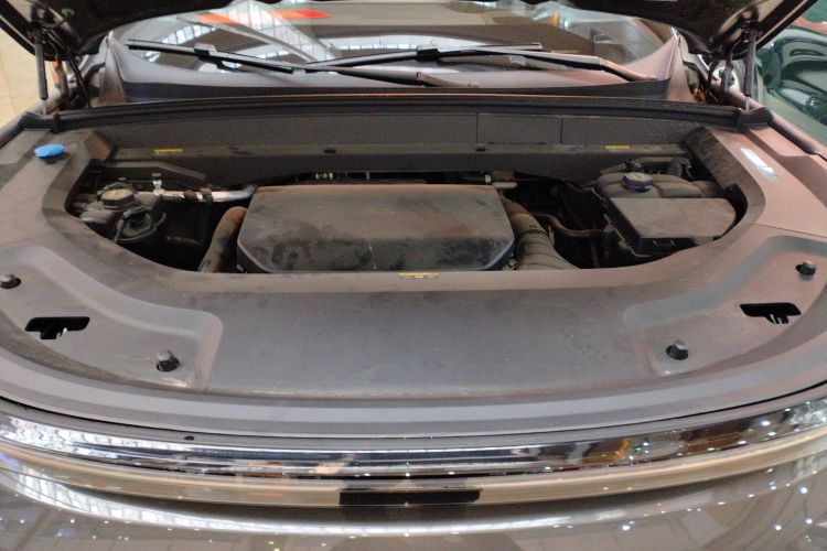 理想汽车 理想L9 2025款 Ultra 智能焕新版机舱底盘24